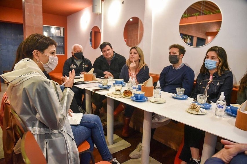  MAYRA SE REUNIÓ CON COMERCIANTES DE BERNAL CENTRO