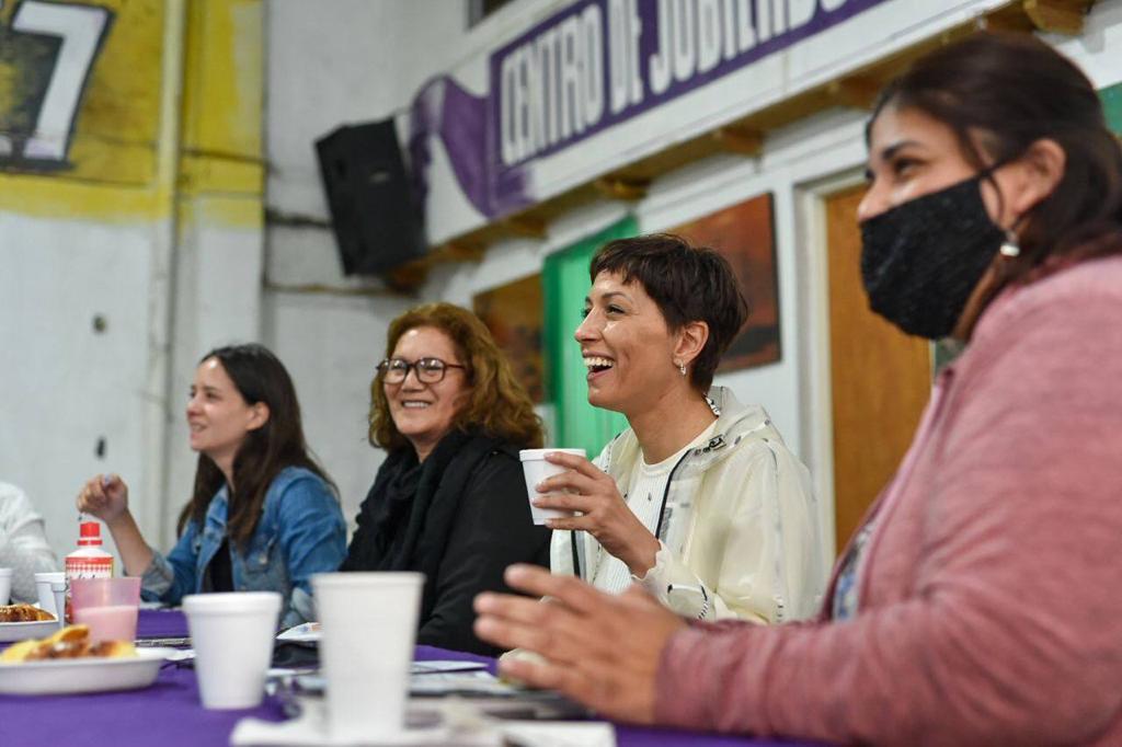 MAYRA TUVO UN DESAYUNO EN EL CENTRO DE JUBILADOS ESPERANZA DE LA FLORIDA