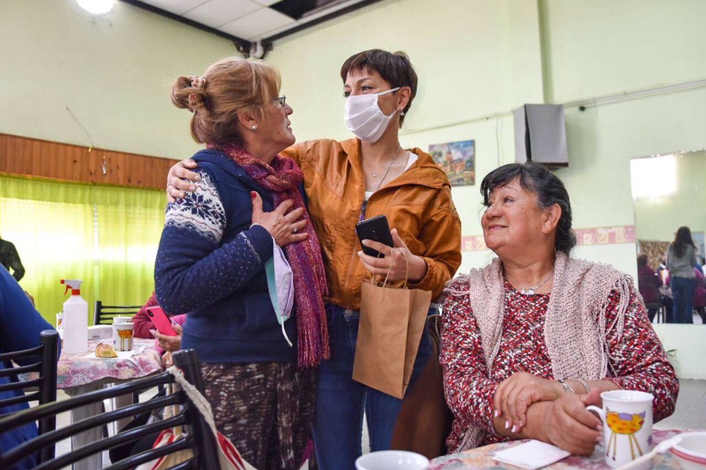 MAYRA JUNTO A ADULTOS MAYORES: “TENEMOS QUE ELEGIR QUÉ QUEREMOS"