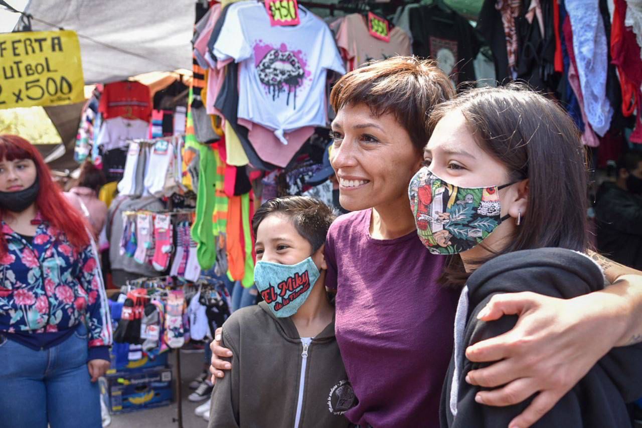 MAYRA RECORRIÓ LA FERIA DE SOLANO Y DIALOGÓ CON LOS VECINOS Y COMERCIANTES