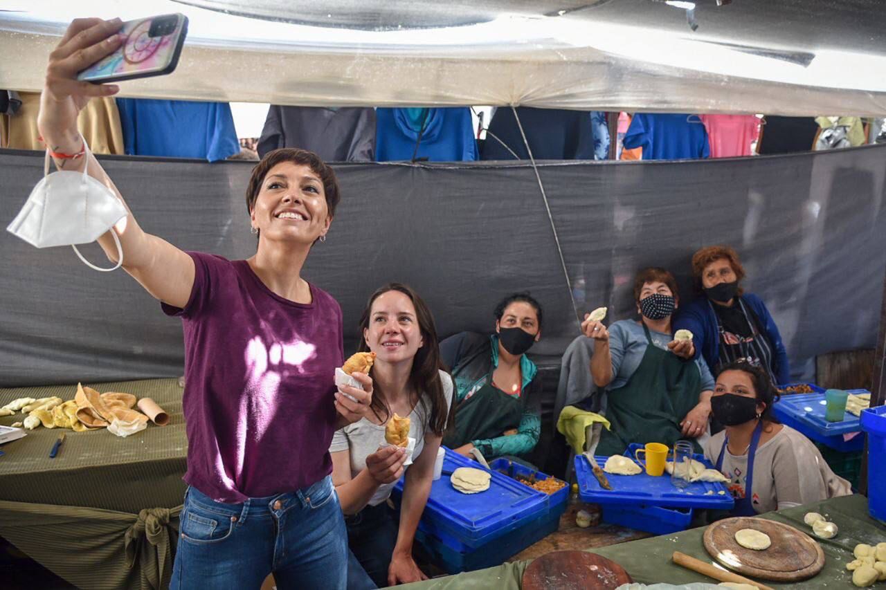 MAYRA RECORRIÓ LA FERIA DE SOLANO Y DIALOGÓ CON LOS VECINOS Y COMERCIANTES