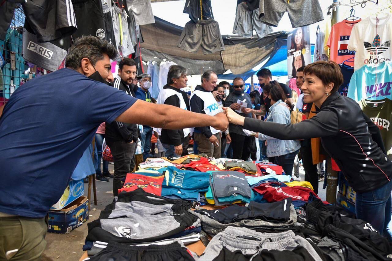 MAYRA RECORRIÓ LA FERIA DE SOLANO Y DIALOGÓ CON LOS VECINOS Y COMERCIANTES