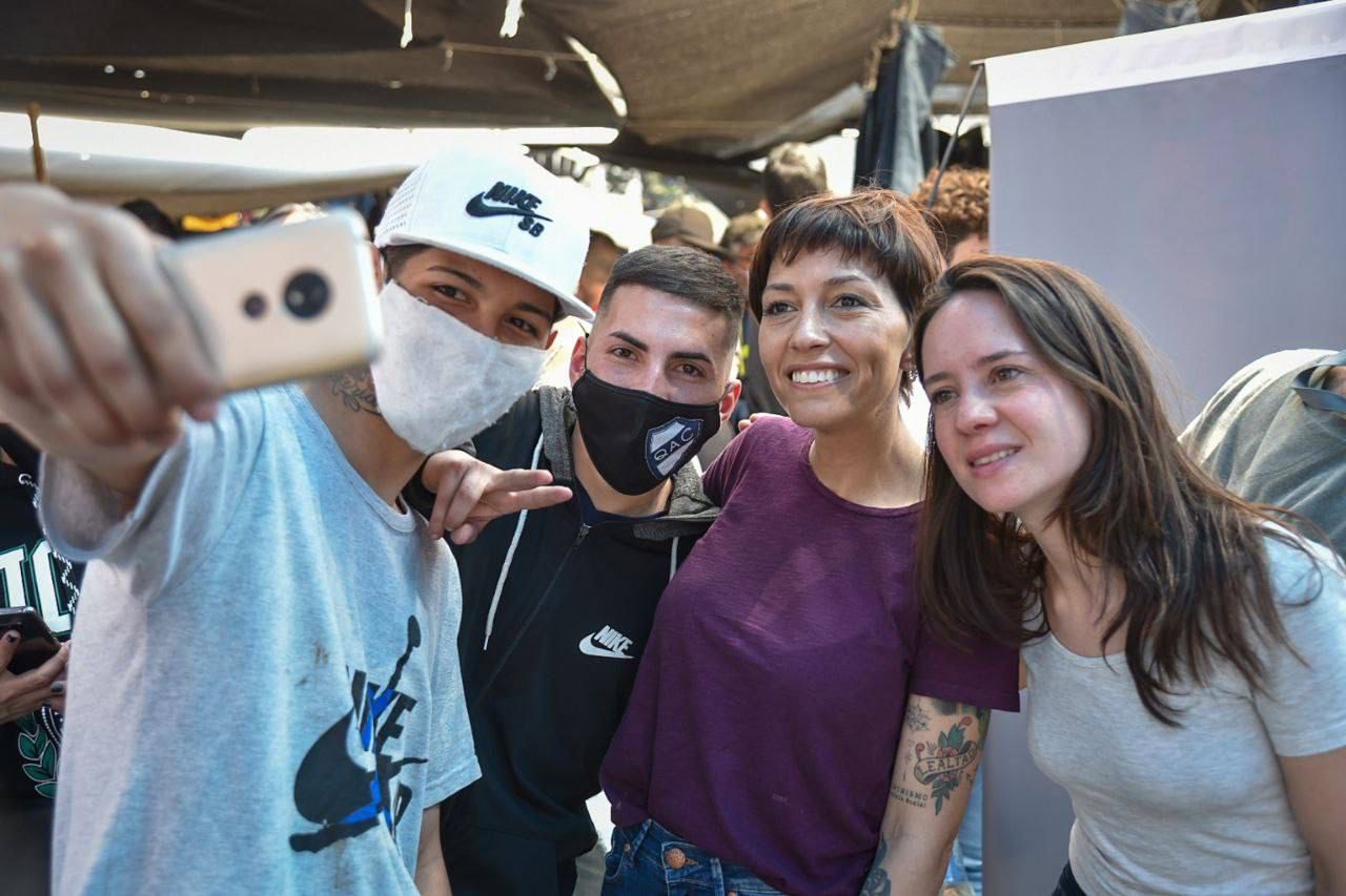 MAYRA RECORRIÓ LA FERIA DE SOLANO Y DIALOGÓ CON LOS VECINOS Y COMERCIANTES
