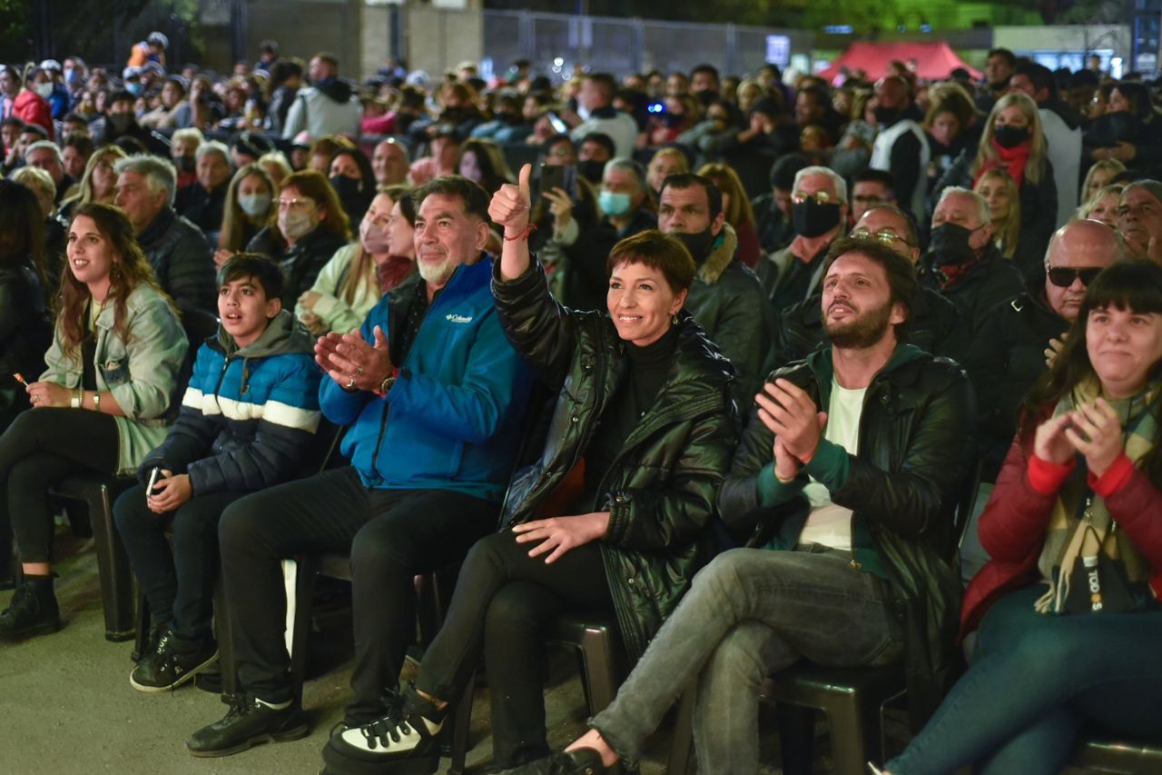 MAYRA Y UNA MULTITUD DE VECINOS DISFRUTARON DE LOS FESTEJOS DE SOLANO