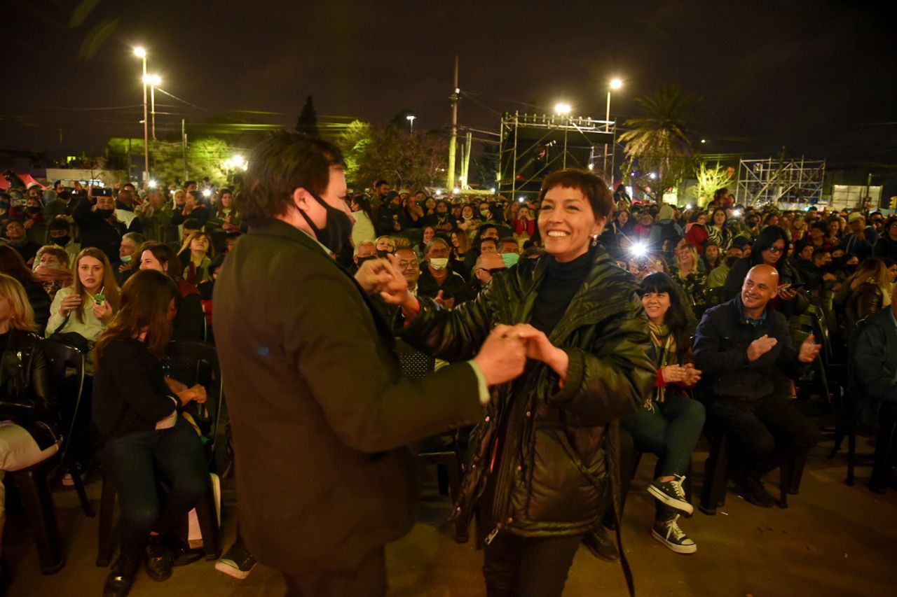 MAYRA Y UNA MULTITUD DE VECINOS DISFRUTARON DE LOS FESTEJOS DE SOLANO