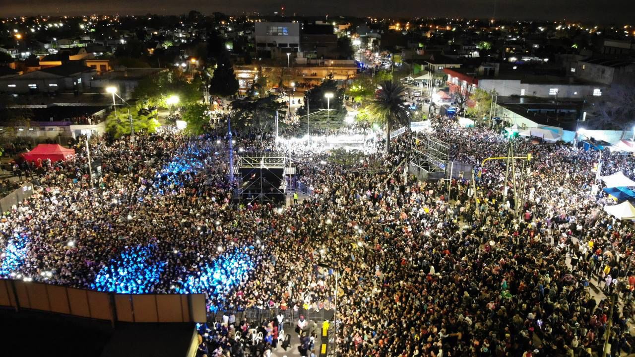 MAYRA Y UNA MULTITUD DE VECINOS DISFRUTARON DE LOS FESTEJOS DE SOLANO