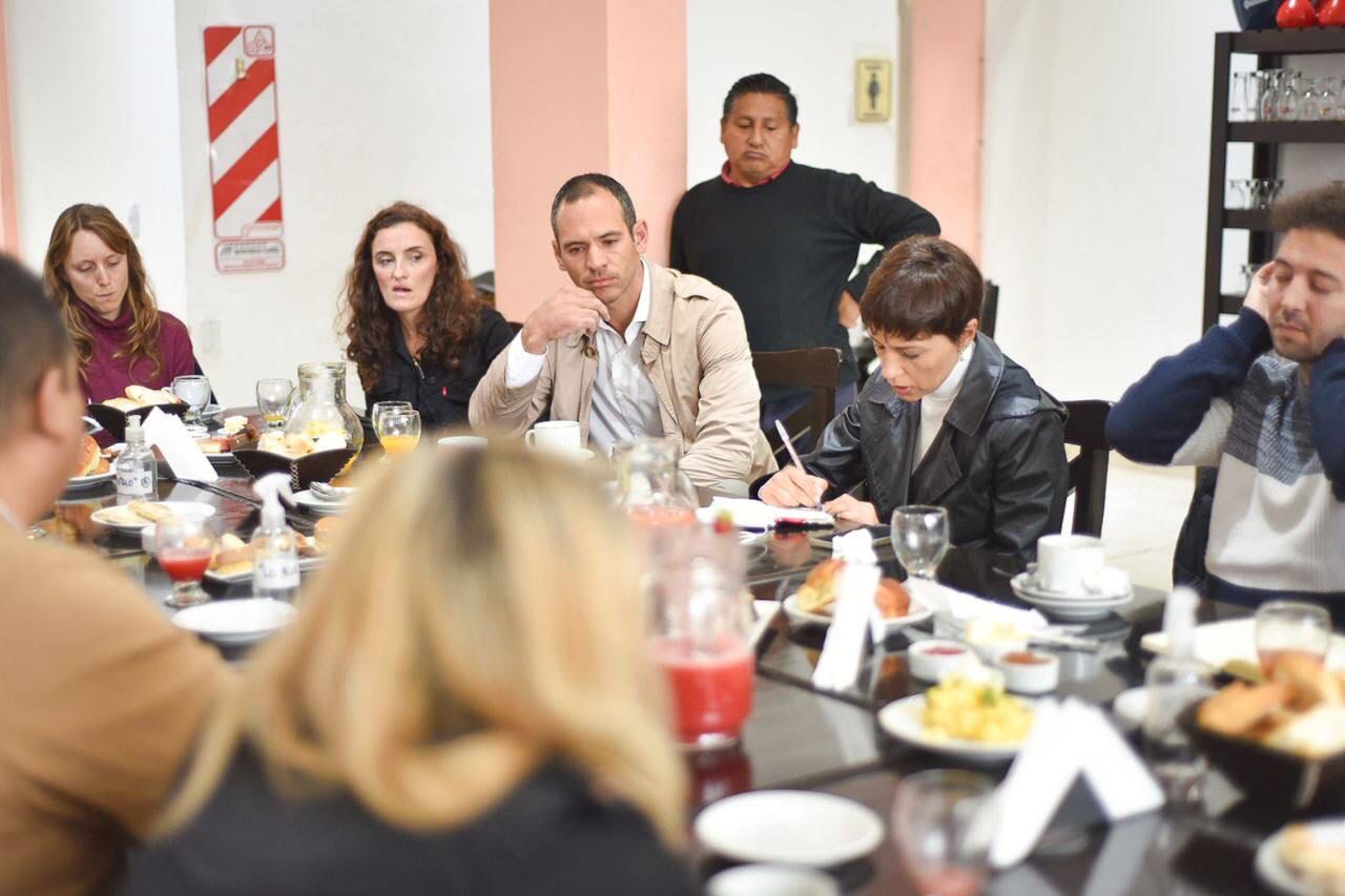 MAYRA JUNTO A LOS COMERCIANTES DE EZPELETA