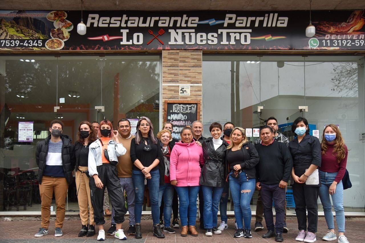 MAYRA JUNTO A LOS COMERCIANTES DE EZPELETA