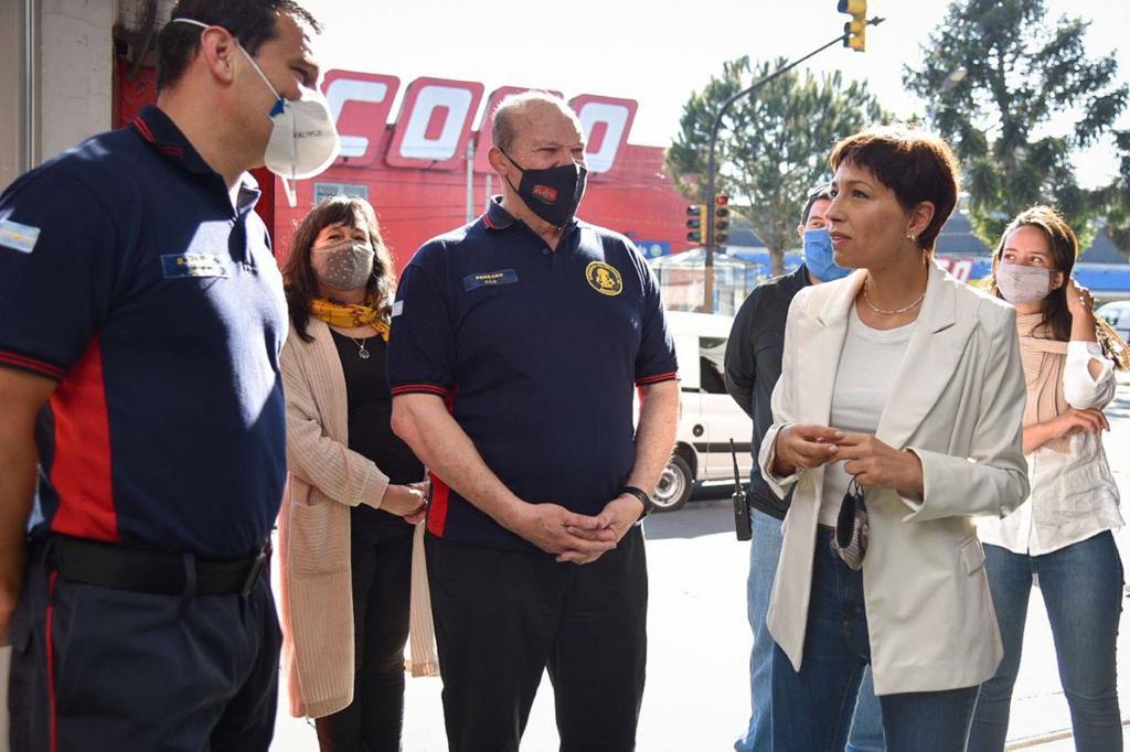 MAYRA ENTREGÓ SUBSIDIO A LOS BOMBEROS VOLUNTARIOS DE BERNAL