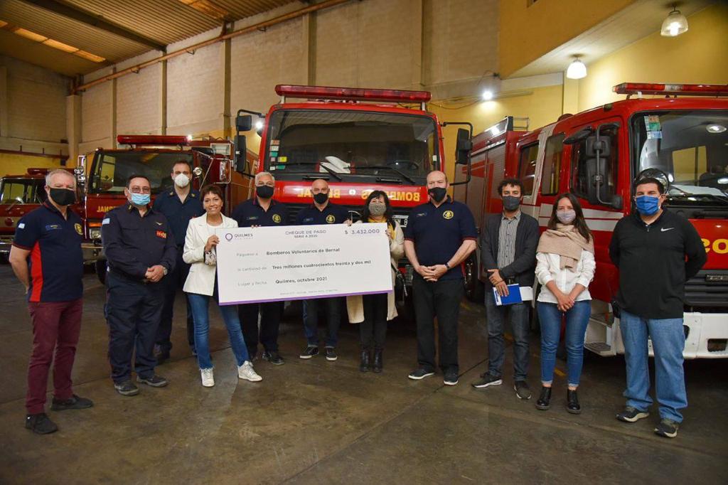 MAYRA ENTREGÓ SUBSIDIO A LOS BOMBEROS VOLUNTARIOS DE BERNAL