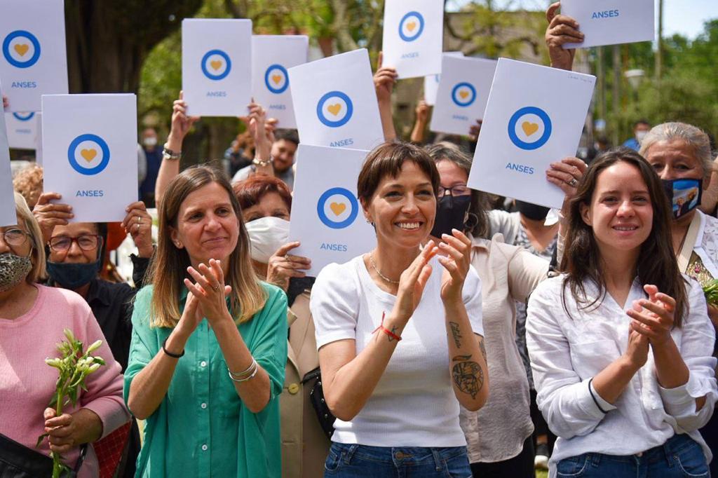ENTREGA DE RESOLUCIONES DE JUBILACIONES POR TAREAS DE CUIDADO A 35 MUJERES