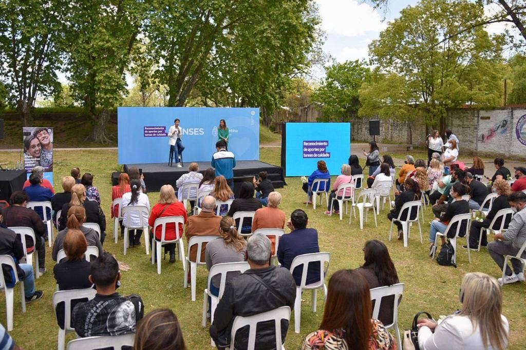 ENTREGA DE RESOLUCIONES DE JUBILACIONES POR TAREAS DE CUIDADO A 35 MUJERES