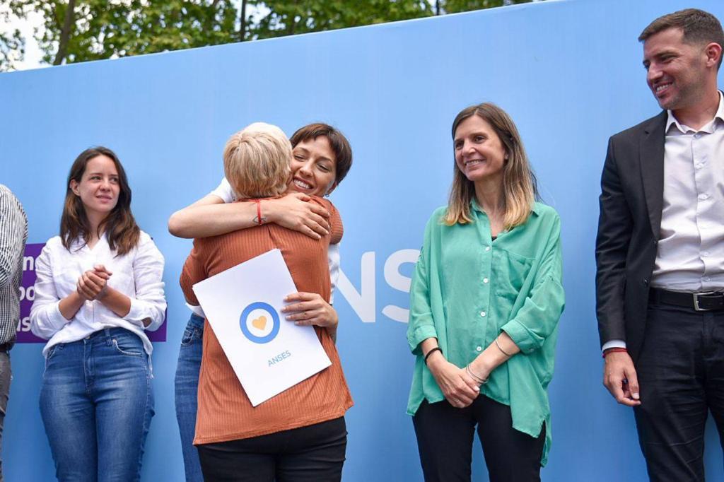 ENTREGA DE RESOLUCIONES DE JUBILACIONES POR TAREAS DE CUIDADO A 35 MUJERES
