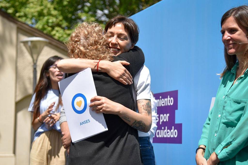 ENTREGA DE RESOLUCIONES DE JUBILACIONES POR TAREAS DE CUIDADO A 35 MUJERES