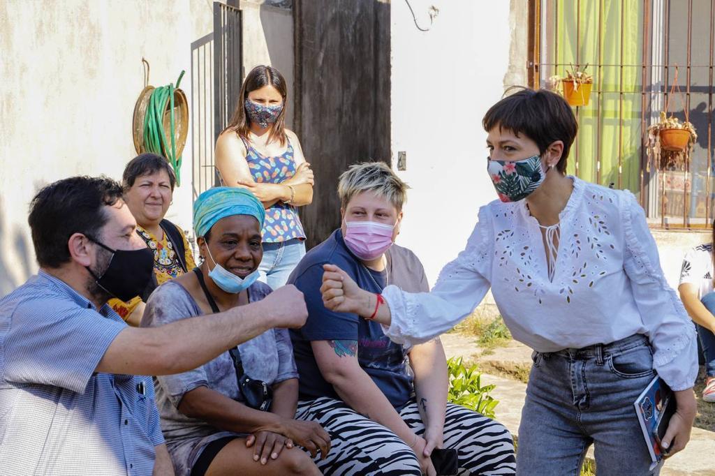 MAYRA CON VECINOS Y VECINAS DE EZPELETA ESTE