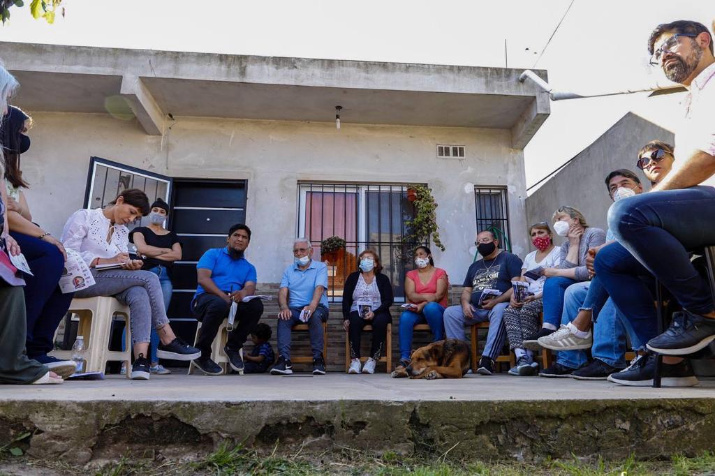 MAYRA CON VECINOS Y VECINAS DE EZPELETA ESTE