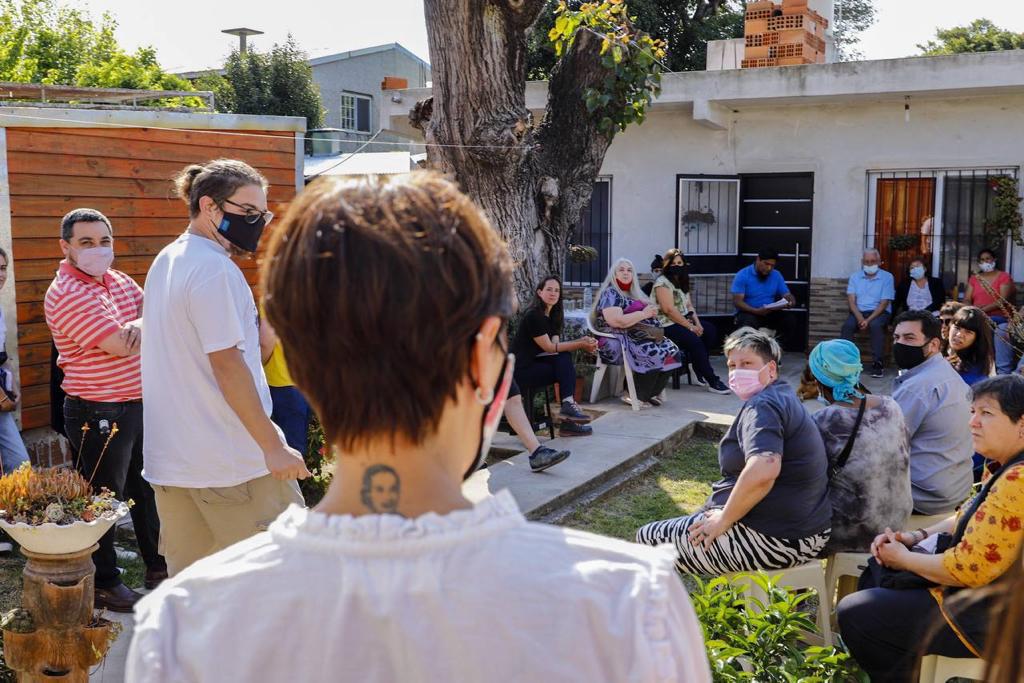 MAYRA CON VECINOS Y VECINAS DE EZPELETA ESTE