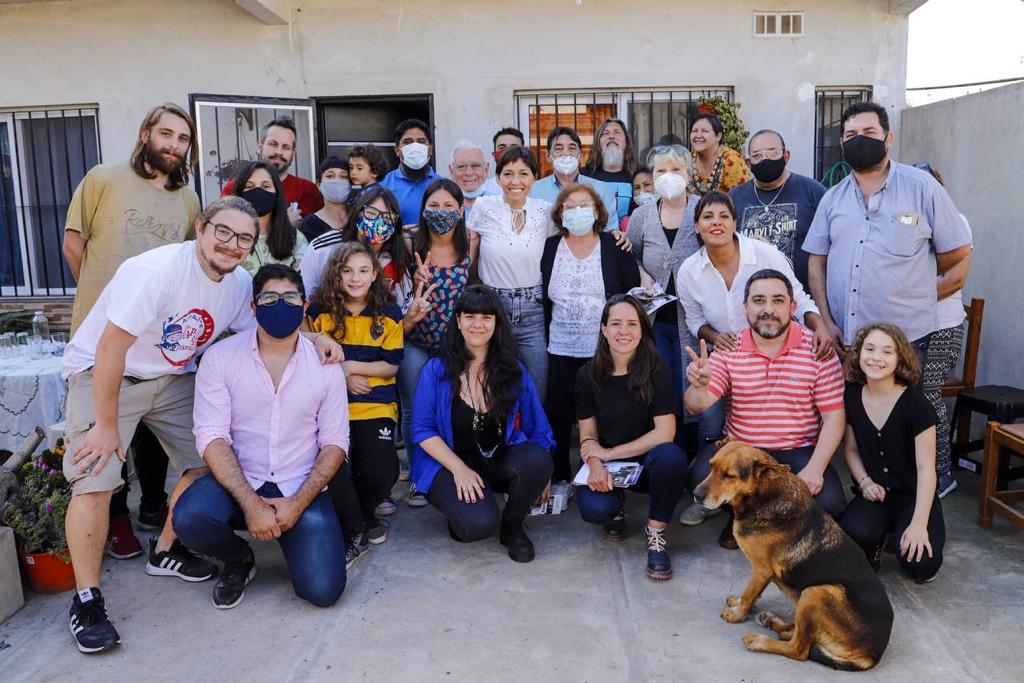 MAYRA CON VECINOS Y VECINAS DE EZPELETA ESTE