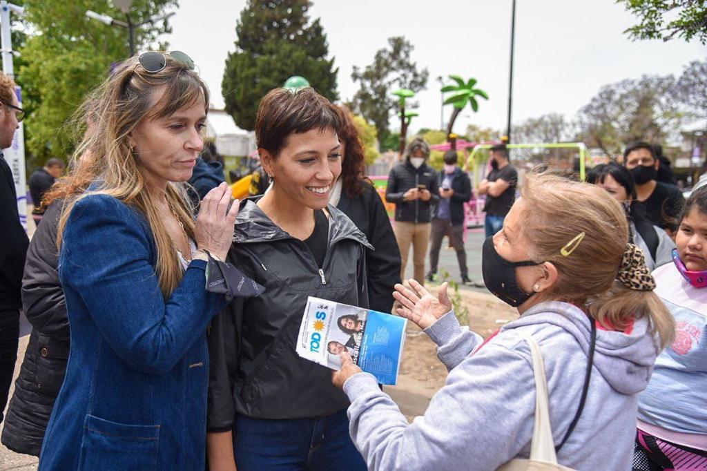 MAYRA RECORRIÓ EL NUEVO PATIO DE JUEGOS DE LA PLAZA YAPEYÚ