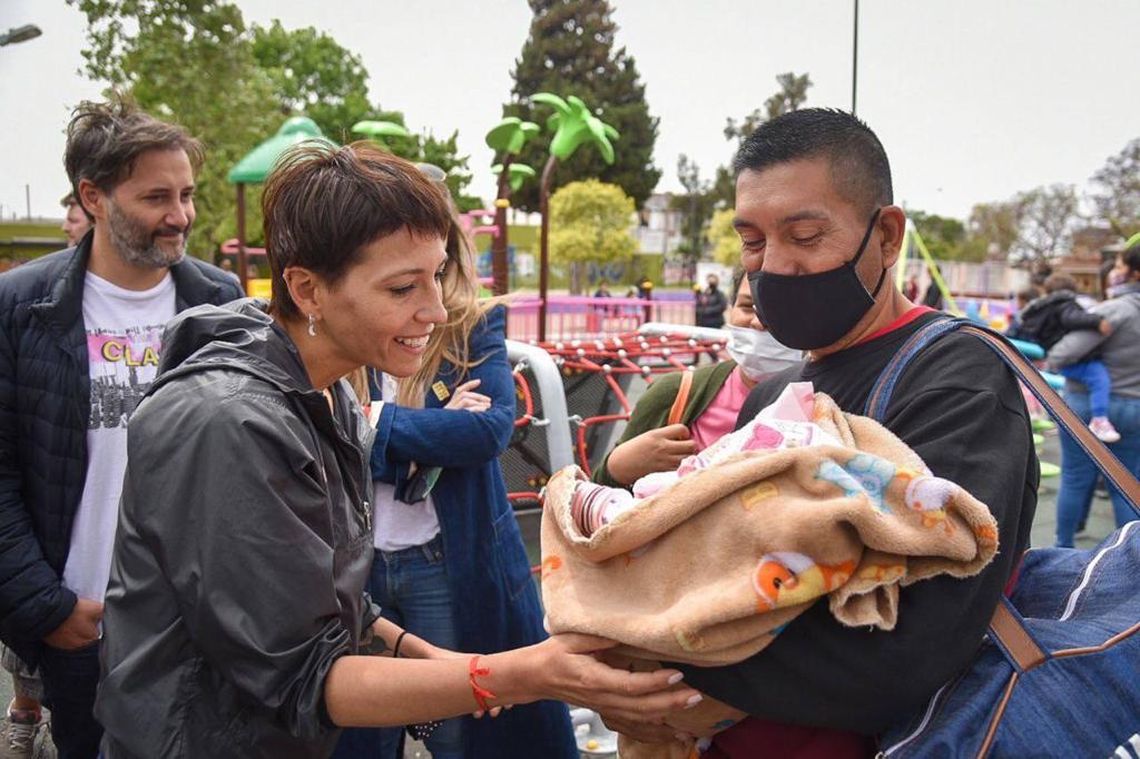 MAYRA RECORRIÓ EL NUEVO PATIO DE JUEGOS DE LA PLAZA YAPEYÚ