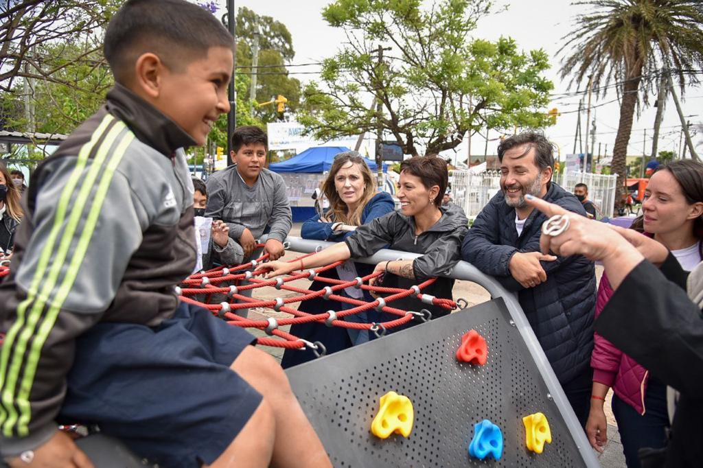 MAYRA RECORRIÓ EL NUEVO PATIO DE JUEGOS DE LA PLAZA YAPEYÚ