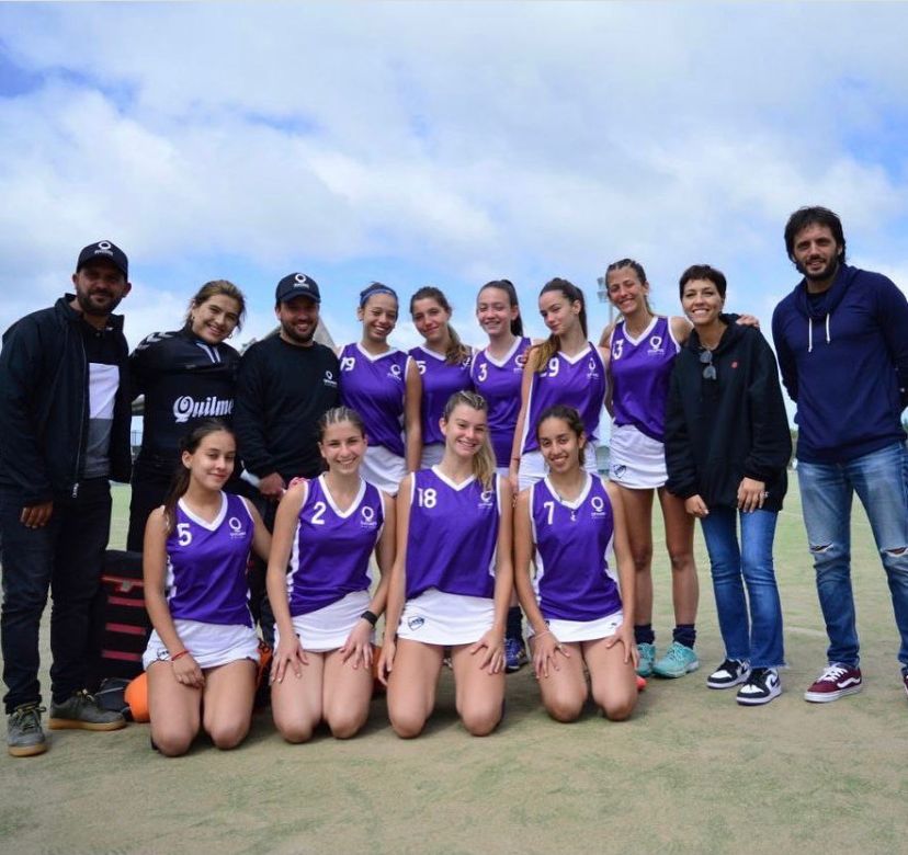 MAYRA CON LAS Y LOS DEPORTISTAS QUILMEÑOS EN LA FINAL DE LOS BONAERENSES