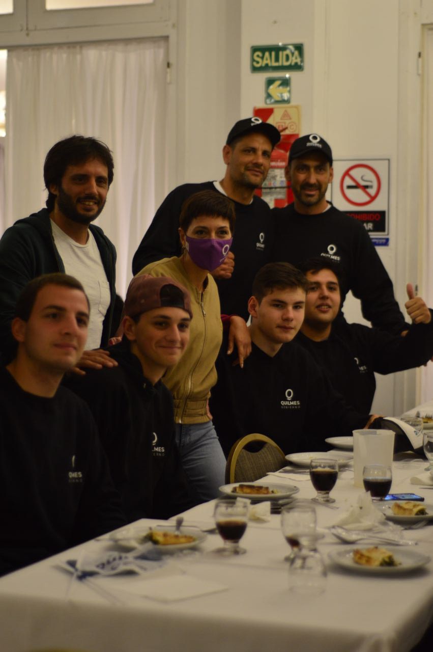 MAYRA CON LAS Y LOS DEPORTISTAS QUILMEÑOS EN LA FINAL DE LOS BONAERENSES