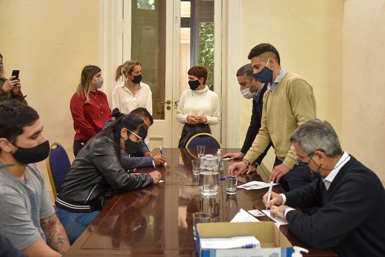 MAYRA ACOMPAÑÓ ENTREGA DE TARJETAS DE DÉBITO A TRABAJADORES DE BORIS