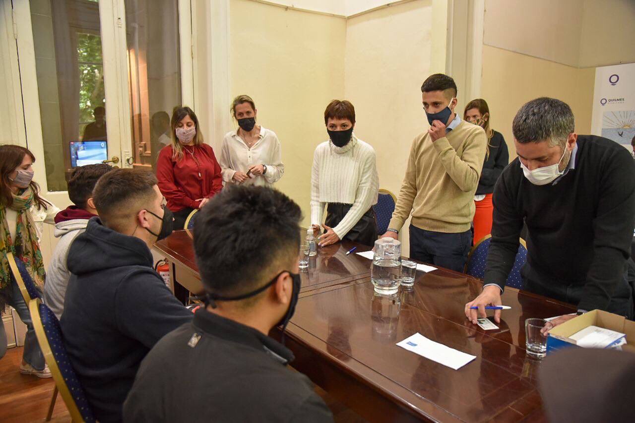 MAYRA ACOMPAÑÓ ENTREGA DE TARJETAS DE DÉBITO A TRABAJADORES DE BORIS