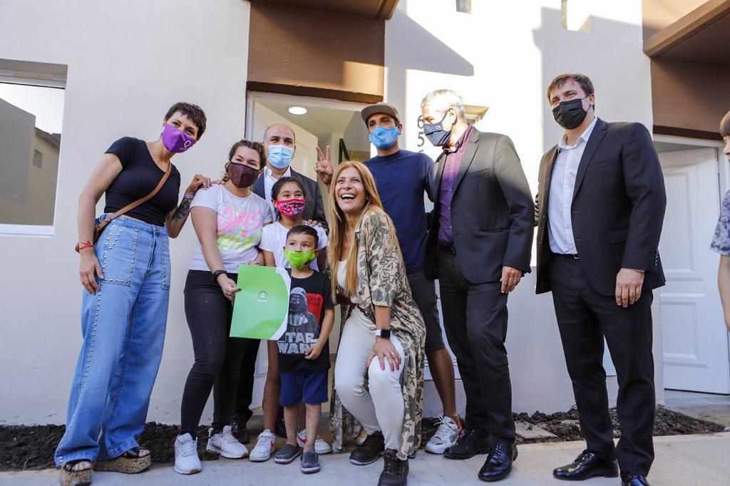 MAYRA JUNTO A MANZUR, FERRARESI Y CHORNOBROFF EN ENTREGA DE VIVIENDAS