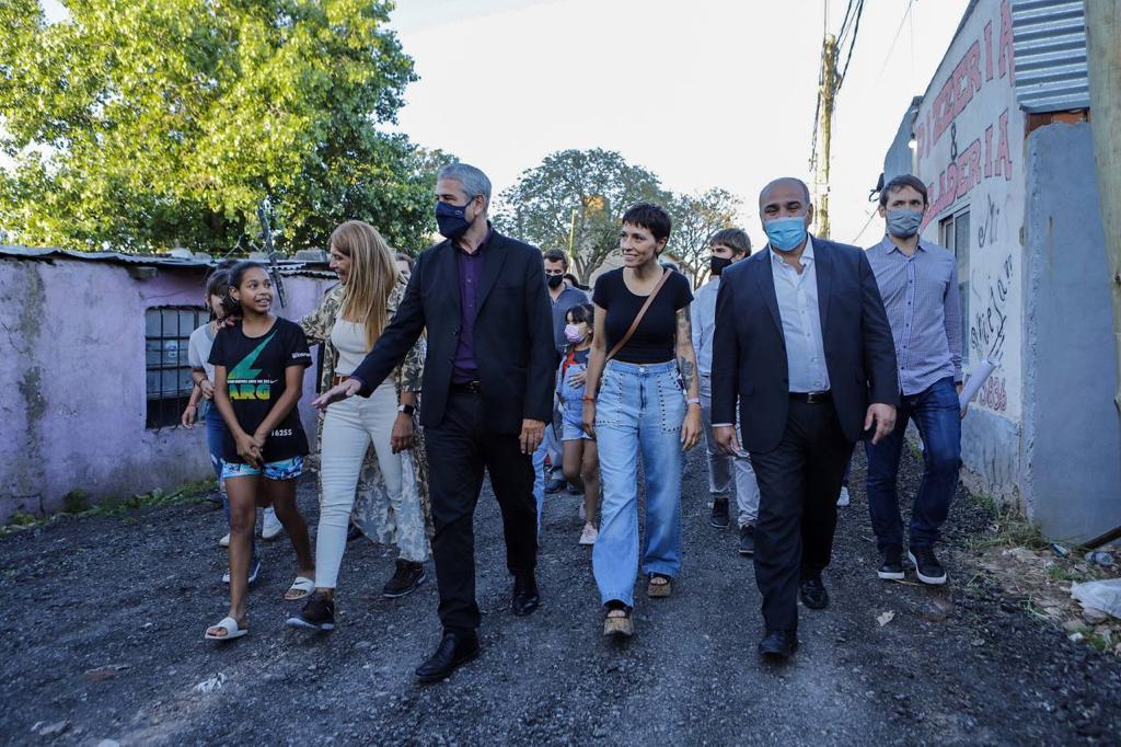 MAYRA JUNTO A MANZUR, FERRARESI Y CHORNOBROFF EN ENTREGA DE VIVIENDAS