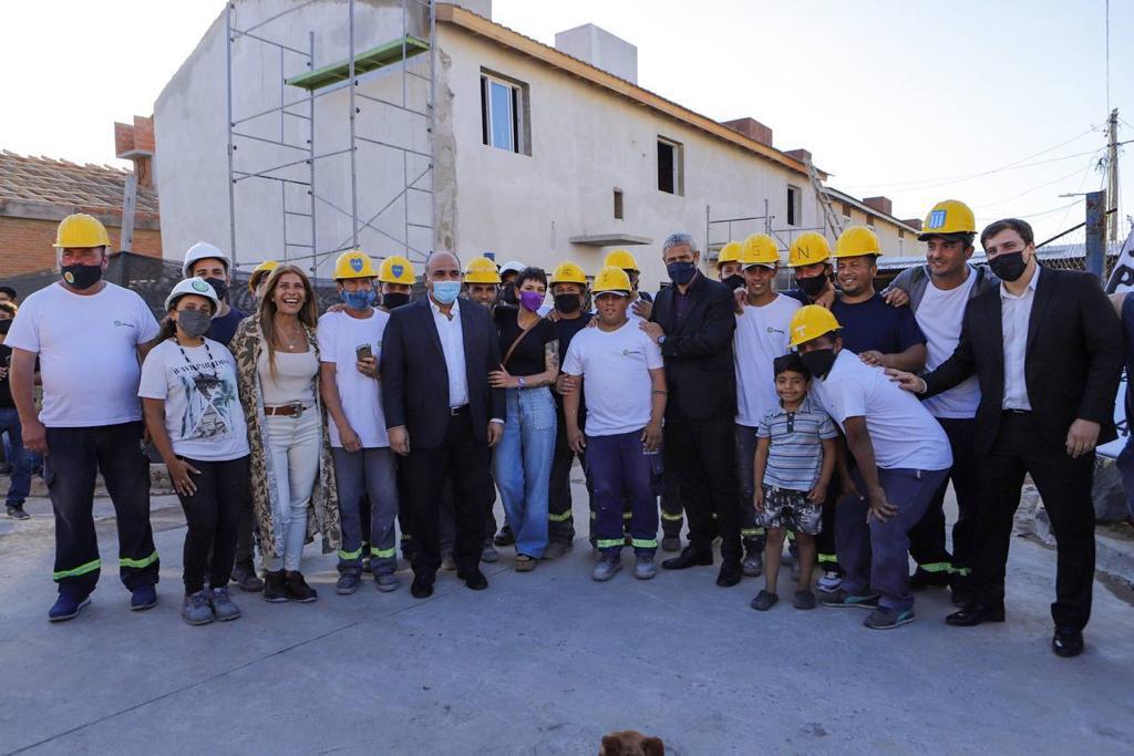 MAYRA JUNTO A MANZUR, FERRARESI Y CHORNOBROFF EN ENTREGA DE VIVIENDAS