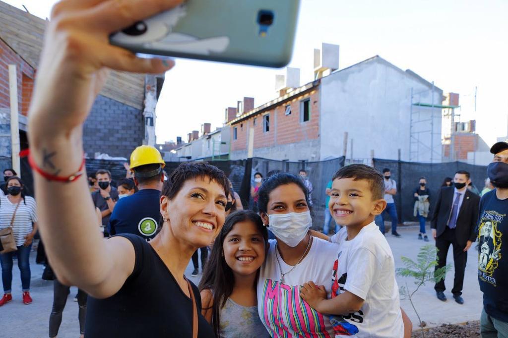 MAYRA JUNTO A MANZUR, FERRARESI Y CHORNOBROFF EN ENTREGA DE VIVIENDAS