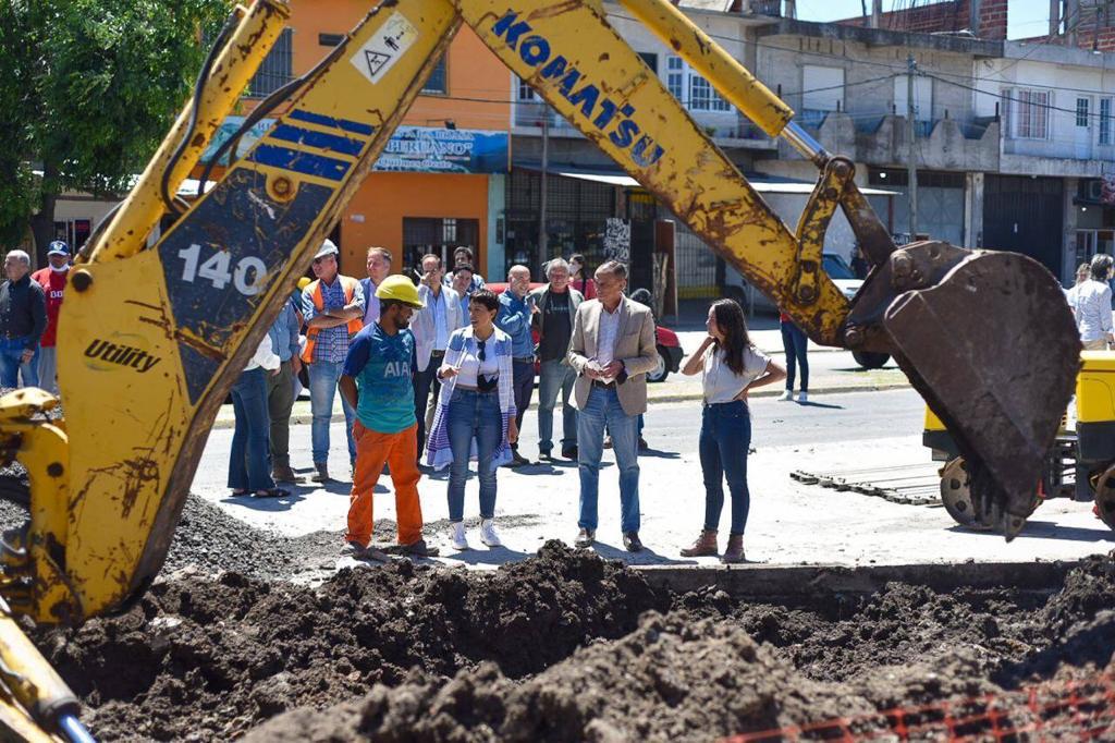 MAYRA RECORRIÓ OBRAS DE ASFALTO CON GUSTAVO ARRIETA