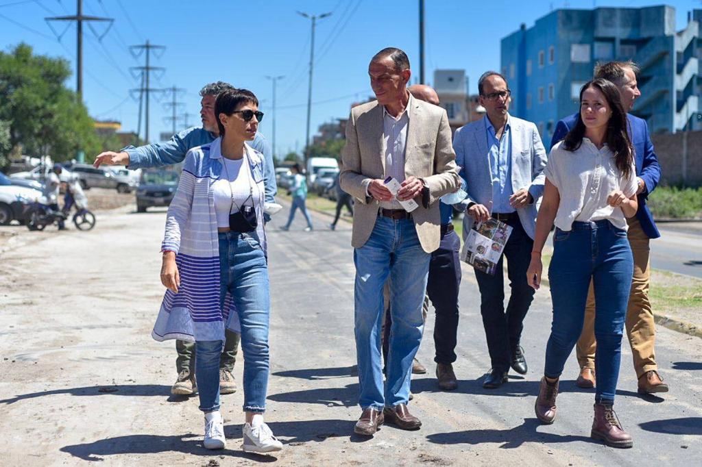 MAYRA RECORRIÓ OBRAS DE ASFALTO CON GUSTAVO ARRIETA