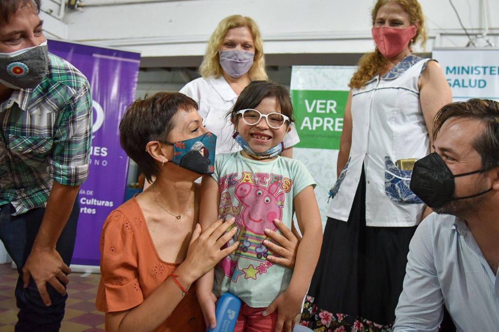 MAYRA ENTREGÓ LENTES A ALUMNOS DE LA ESCUELA PRIMARIA Nº 4 DE SOLANO