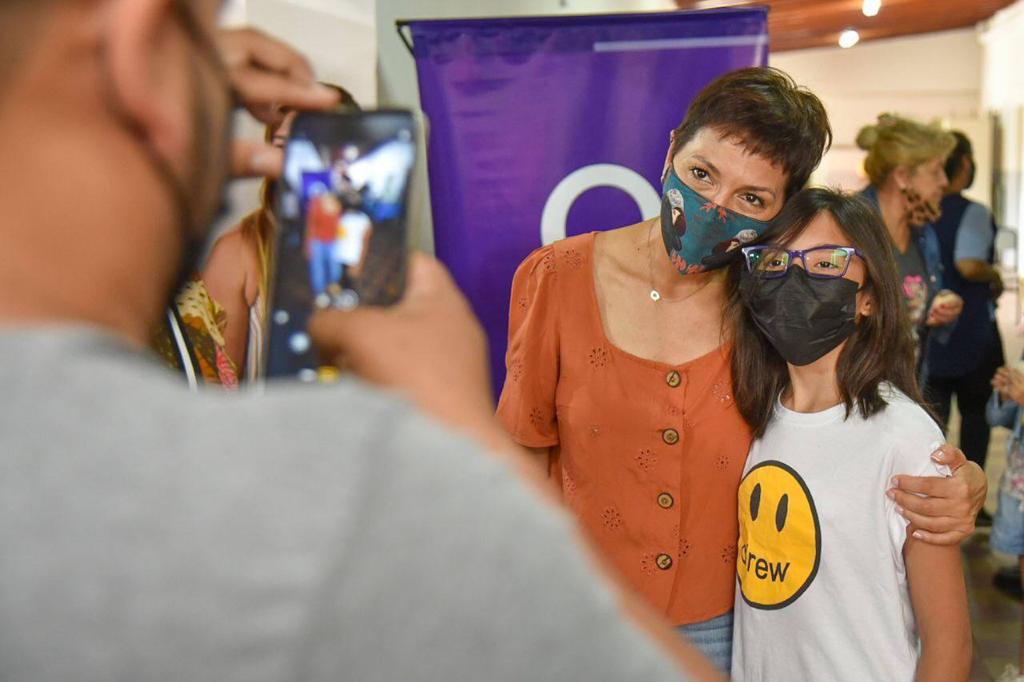MAYRA ENTREGÓ LENTES A ALUMNOS DE LA ESCUELA PRIMARIA Nº 4 DE SOLANO