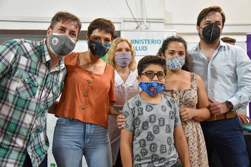 MAYRA ENTREGÓ LENTES A ALUMNOS DE LA ESCUELA PRIMARIA Nº 4 DE SOLANO