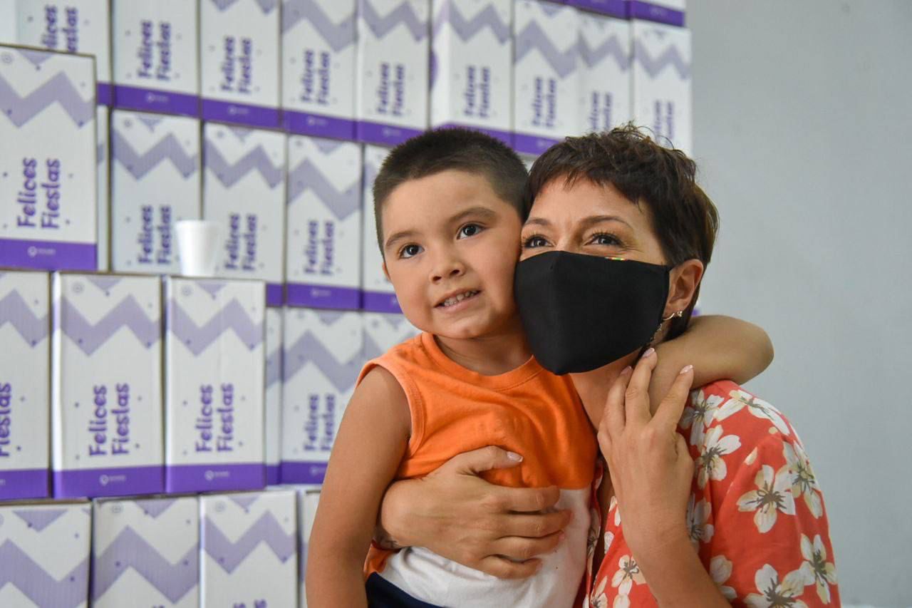 MAYRA ENTREGÓ CAJAS NAVIDEÑAS PARA LAS FAMILIAS DEL BARRIO IAPI 