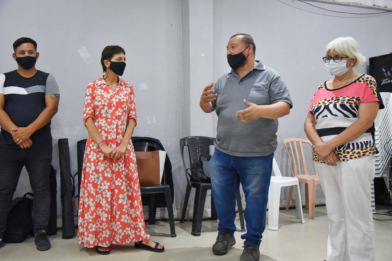 MAYRA ENTREGÓ CAJAS NAVIDEÑAS PARA LAS FAMILIAS DEL BARRIO IAPI 