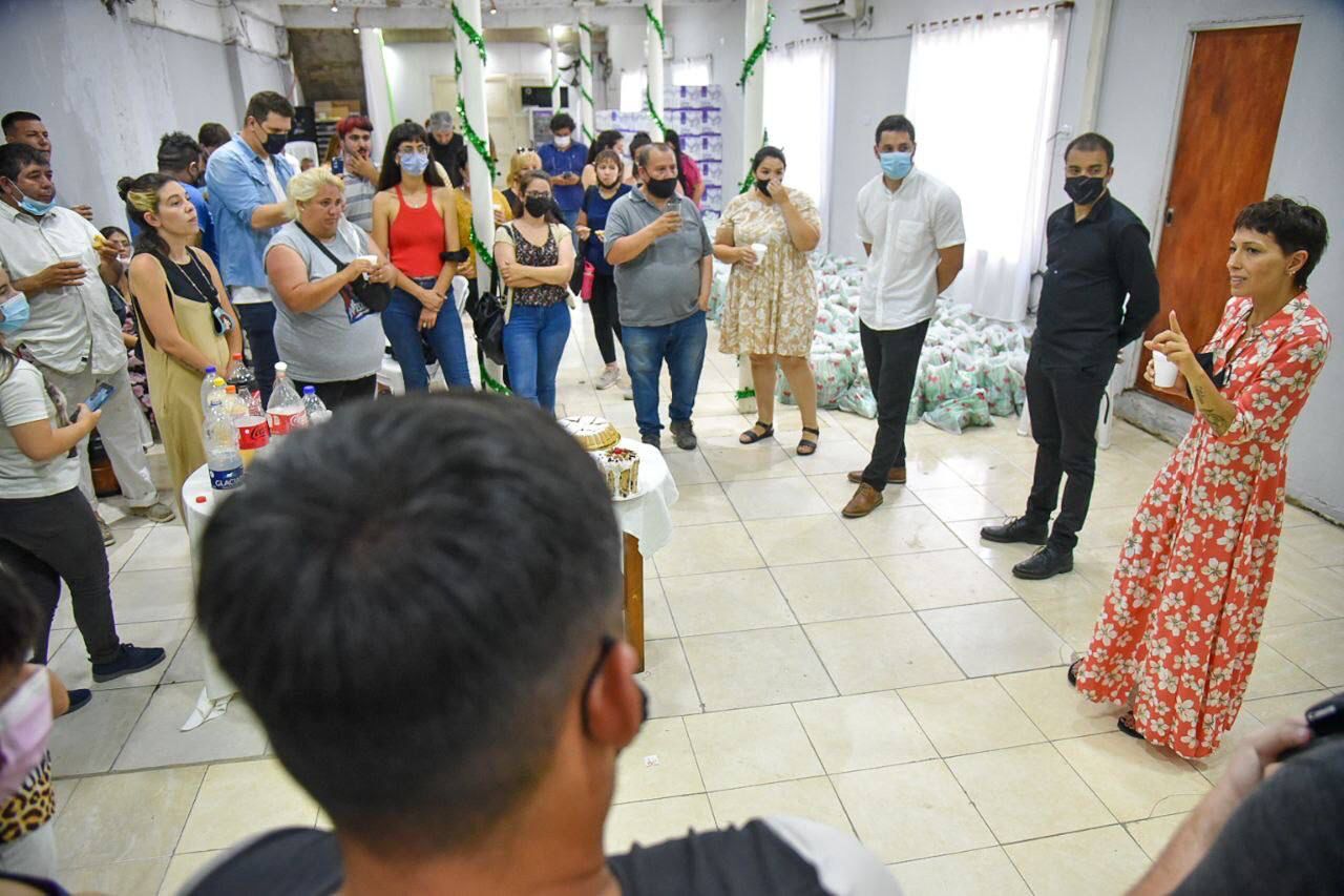 MAYRA ENTREGÓ CAJAS NAVIDEÑAS PARA LAS FAMILIAS DEL BARRIO IAPI 