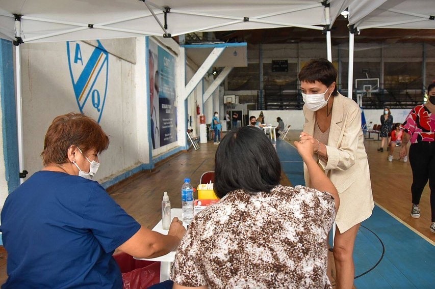 MAYRA RECORRIÓ EL NUEVO CENTRO DE VACUNACIÓN DEL CLUB ARGENTINO DE QUILMES