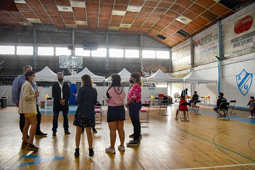 MAYRA RECORRIÓ EL NUEVO CENTRO DE VACUNACIÓN DEL CLUB ARGENTINO DE QUILMES