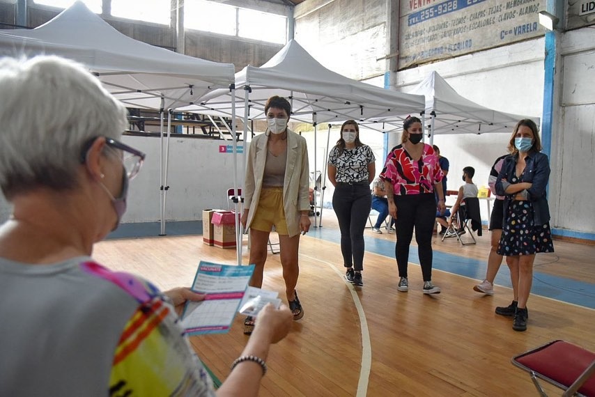 MAYRA RECORRIÓ EL NUEVO CENTRO DE VACUNACIÓN DEL CLUB ARGENTINO DE QUILMES