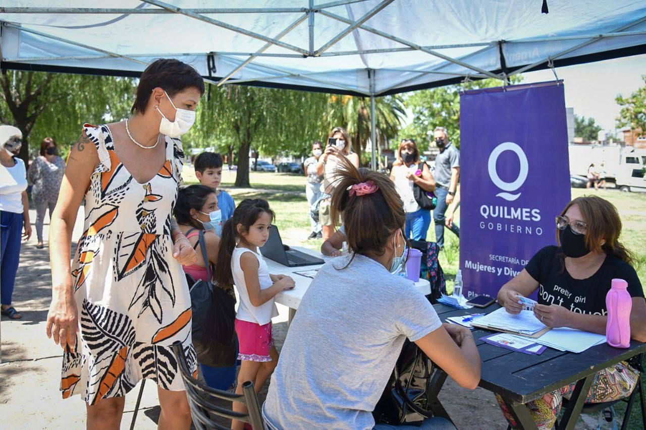 MAYRA CON JUBILADOS DE BERNAL OESTE