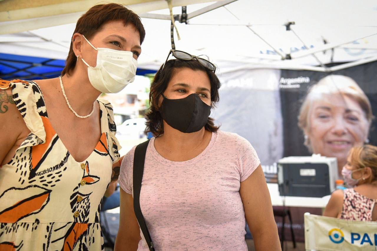 MAYRA CON JUBILADOS DE BERNAL OESTE