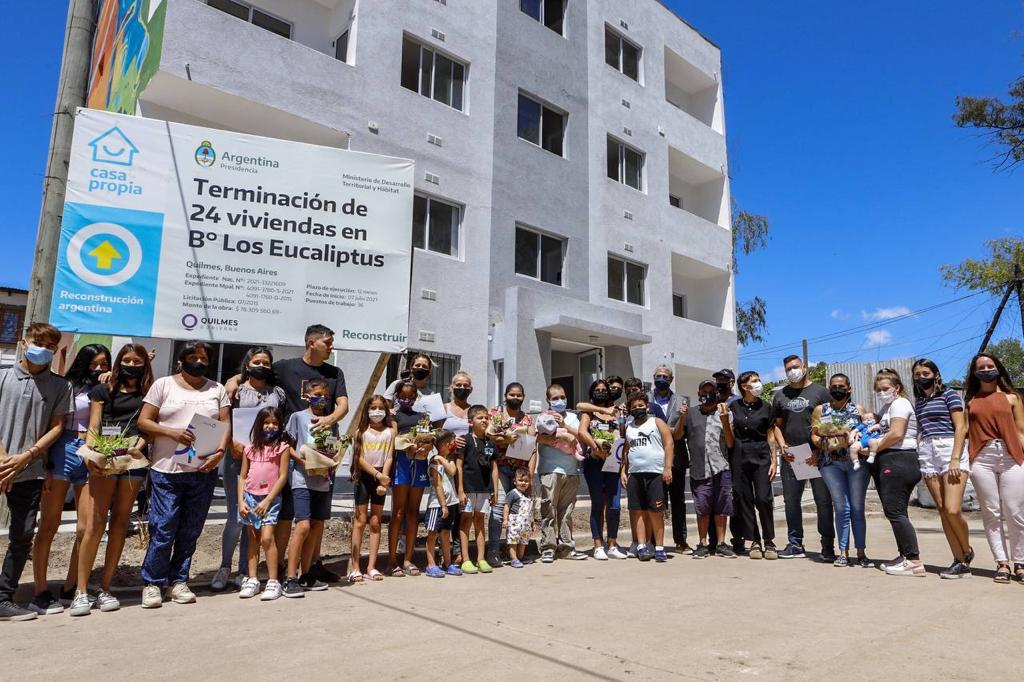 MAYRA Y FERRARESI ENTREGARON CRÉDITOS HIPOTECARIOS Y VIVIENDAS