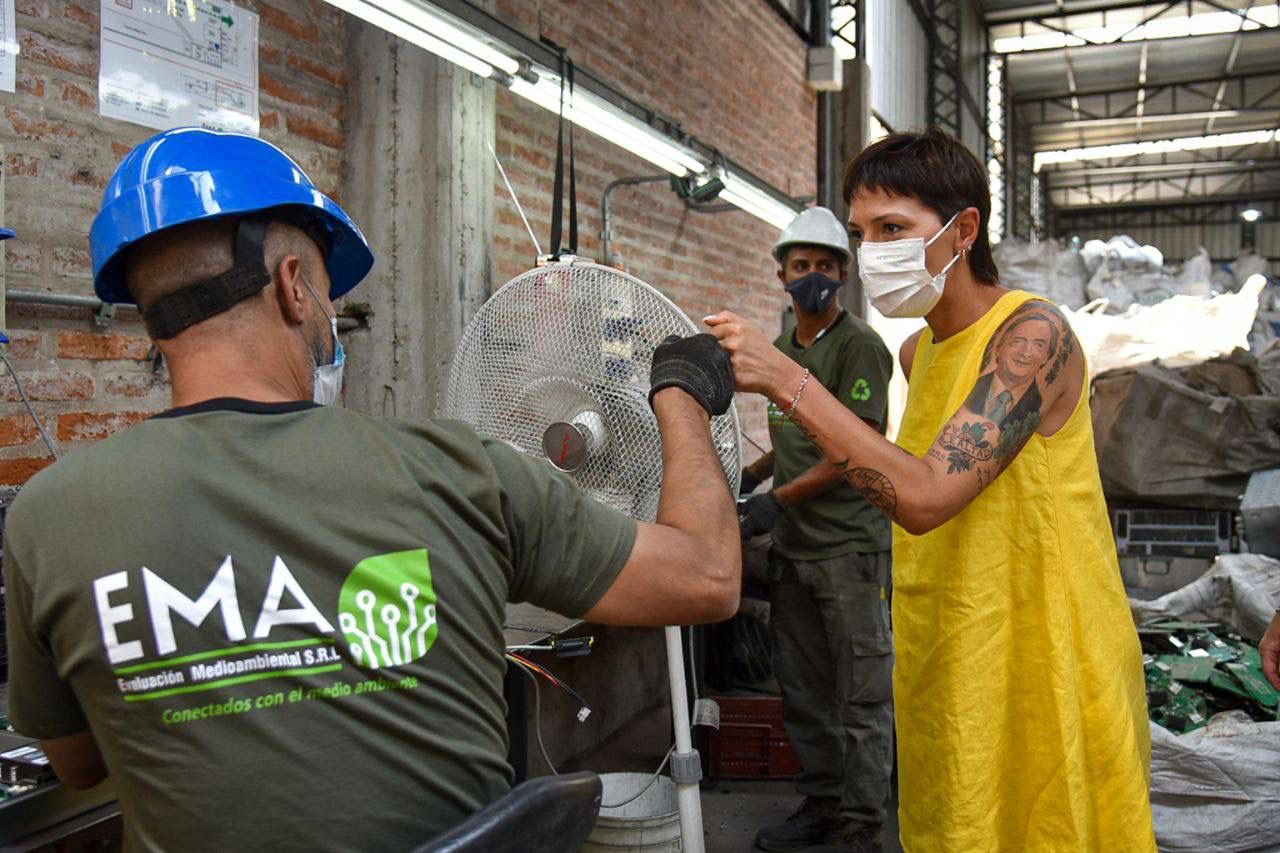 MAYRA EN LA PLANTA INDUSTRIAL DE RECICLADO EMA