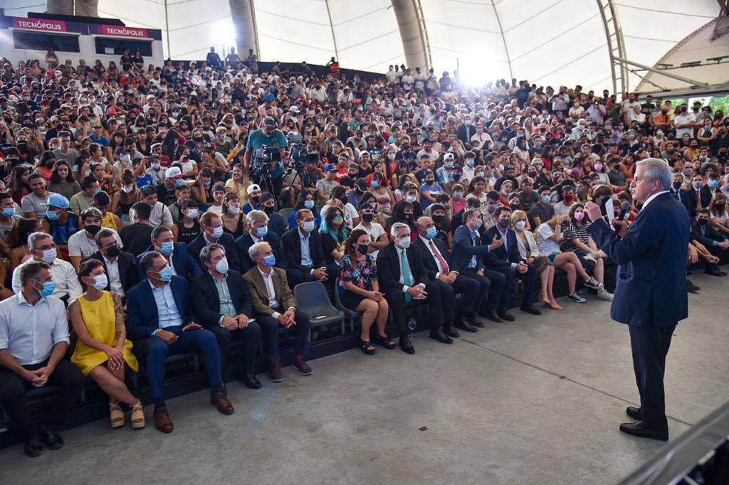 MAYRA JUNTO A ALBERTO EN ANUNCIO DE CONSTRUCCIÓN DE 100 ESCUELAS TÉCNICAS
