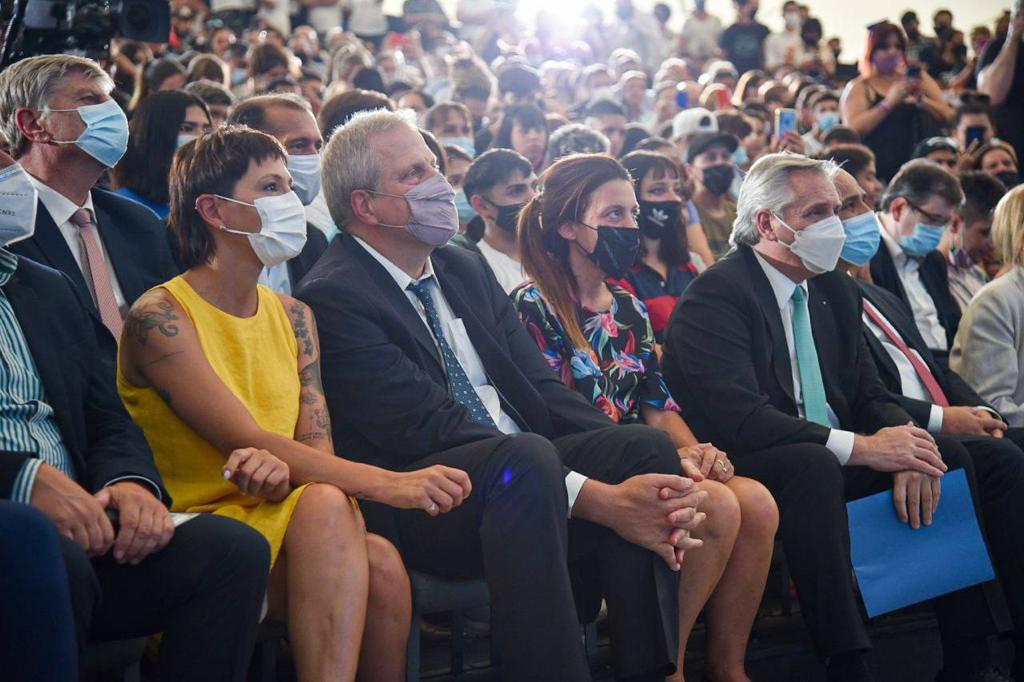 MAYRA JUNTO A ALBERTO EN ANUNCIO DE CONSTRUCCIÓN DE 100 ESCUELAS TÉCNICAS